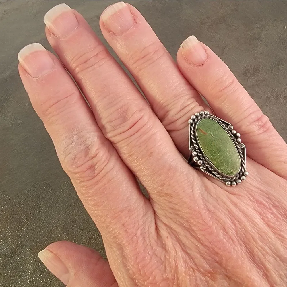 Vintage Old Pawn Navajo Green Turquoise Oval Beaded Cable Bezel Ring